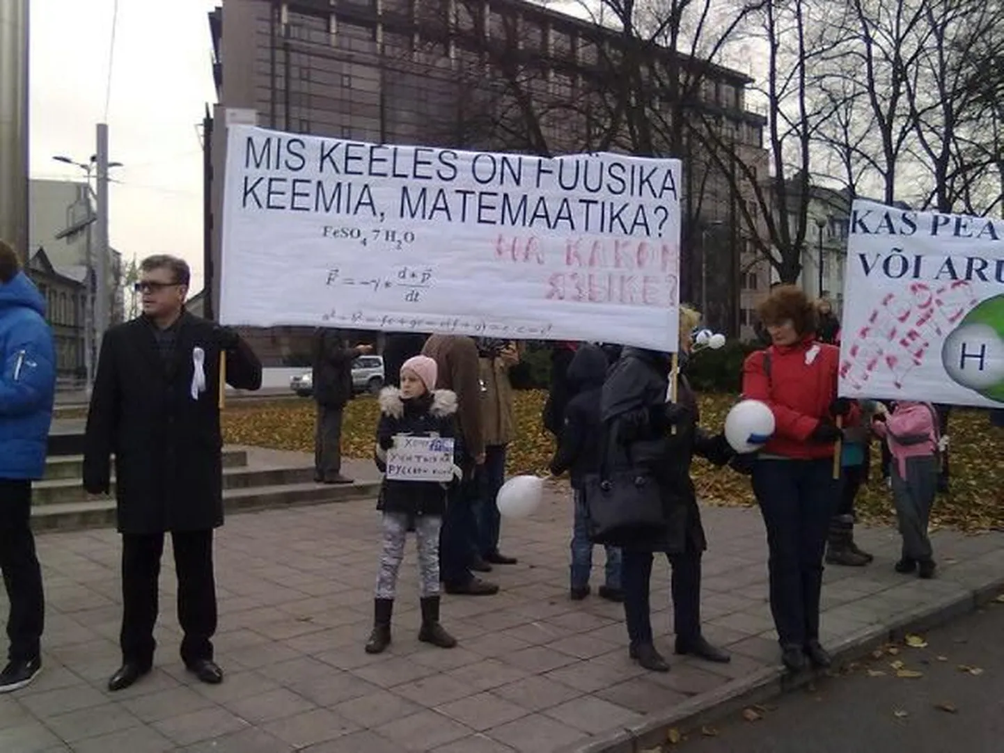 Маленькая девочка пришла на акцию с плакатиком "Хочу учиться на русском языке"
