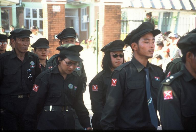Katšini Iseseisvusorganisatsiooni sõdurid Katšini osariigi pealinnas Myitkyinas festivalil 2003. aastal. Nende avalik osalemine festivalil oli võimalik vaid vaherahu tingimustes.