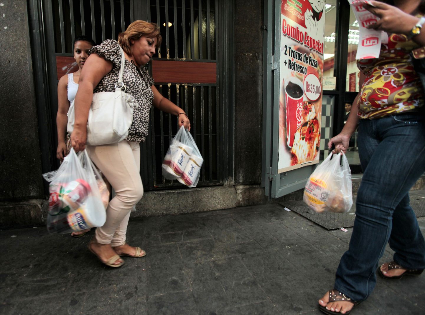 Naine lahkub Caracases asuvast supermarketist lisaks muule kaubale ka toalettpaberiga.