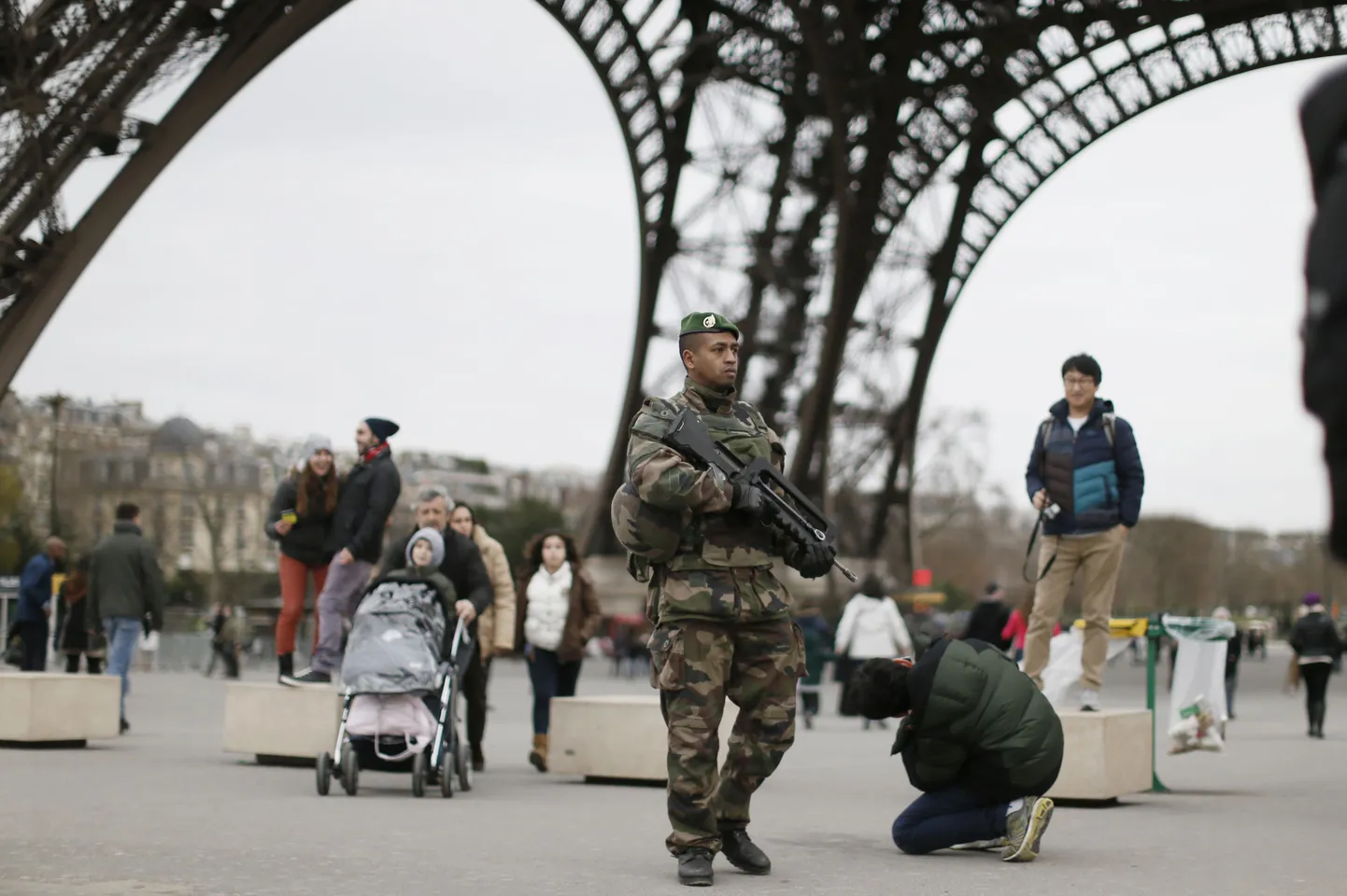 Prantsuse sõdur eile Pariisis Eiffeli torni all patrulltiirul.