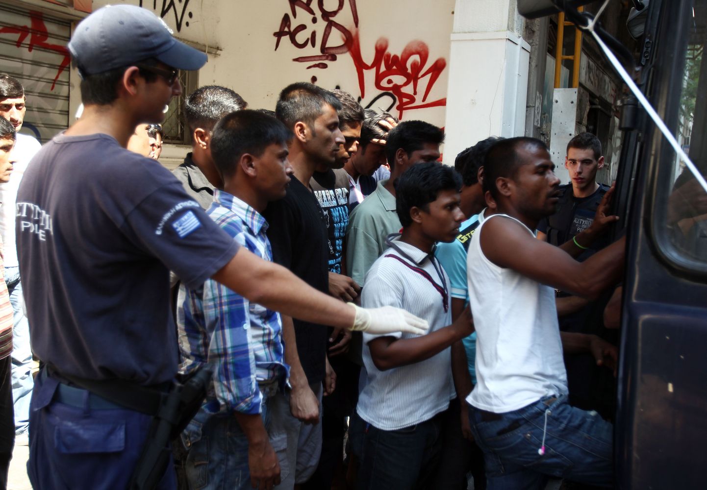 Migrandid eile Ateenas sisenemas politseibussi. Illegaalsete sisserändajate vastane operatsioon toimus Ateena kesklinnas ja Kreeka kirdepiiri ääres.