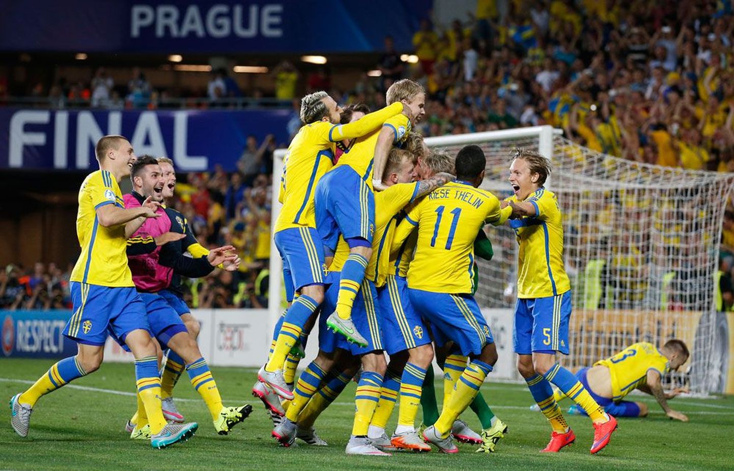 Радость победы – первой в спортивной карьере молодых шведских футболистов.