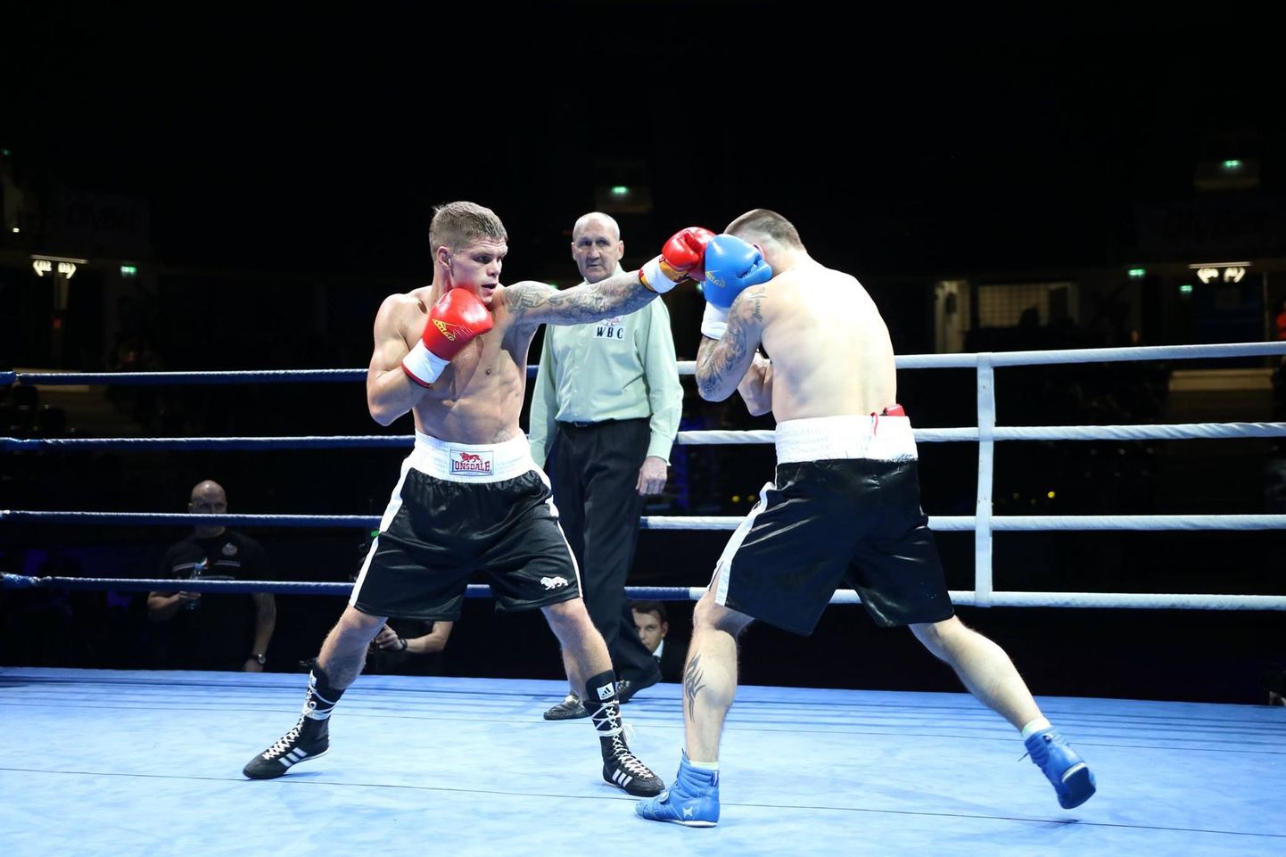 Миркко Мойсар (слева) боксирует против Арвидаса Тризно.