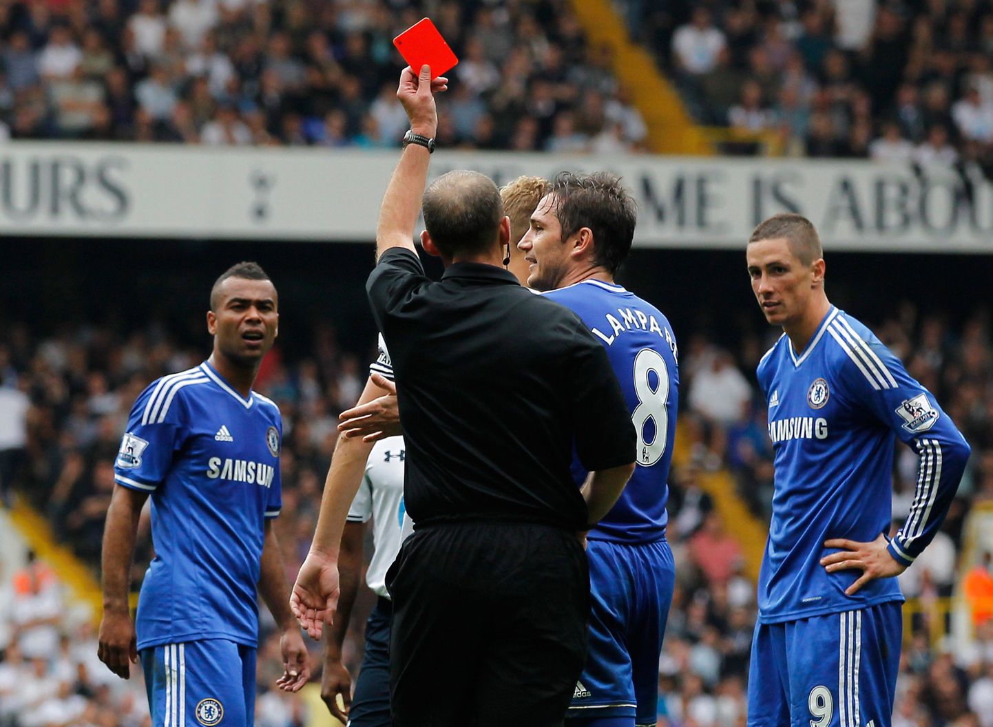 Fernando Torres (paremal) teenis kohtumises Tottenhami vastu punase kaardi