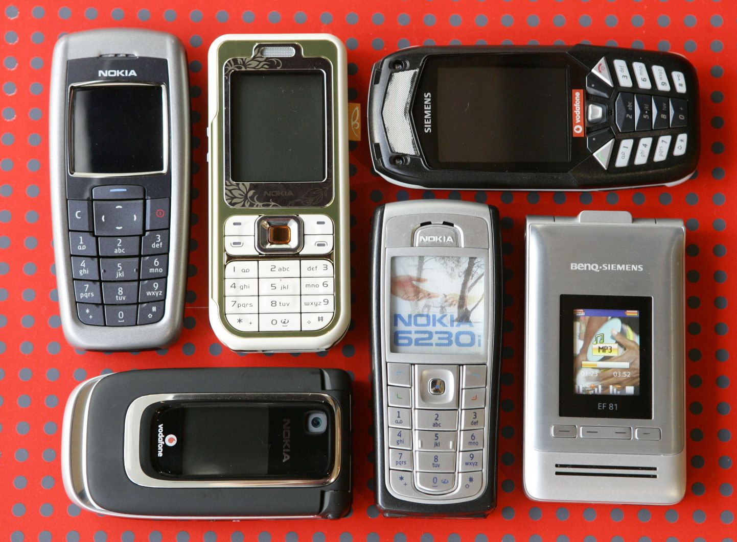 Nokia ja Siemensi mobiiltelefonid.