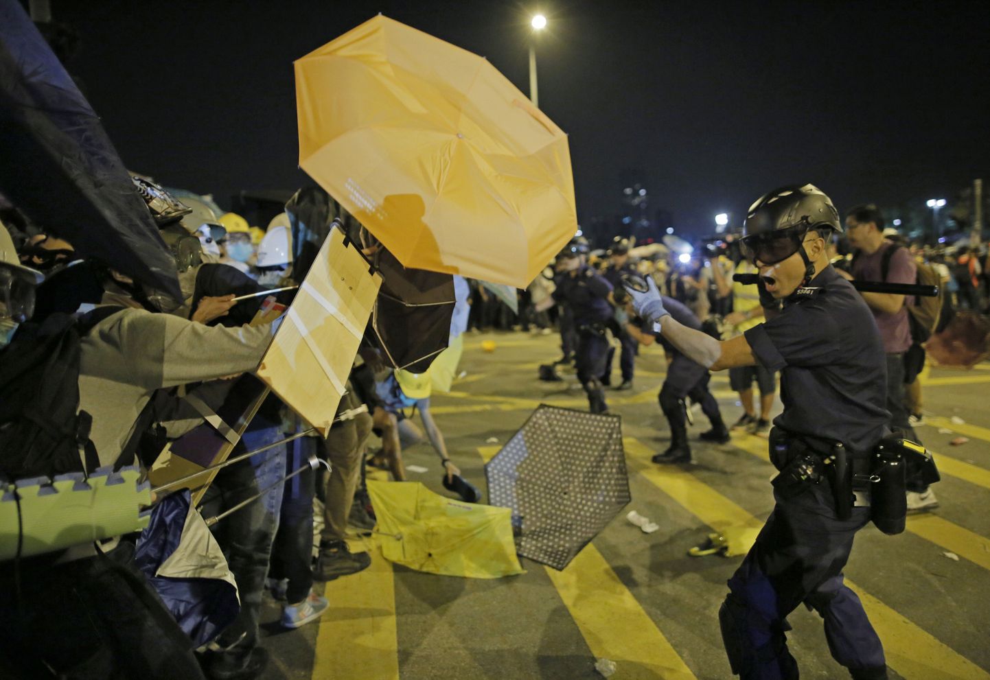 Meeleavaldajad ja politseinikud Hongkongis