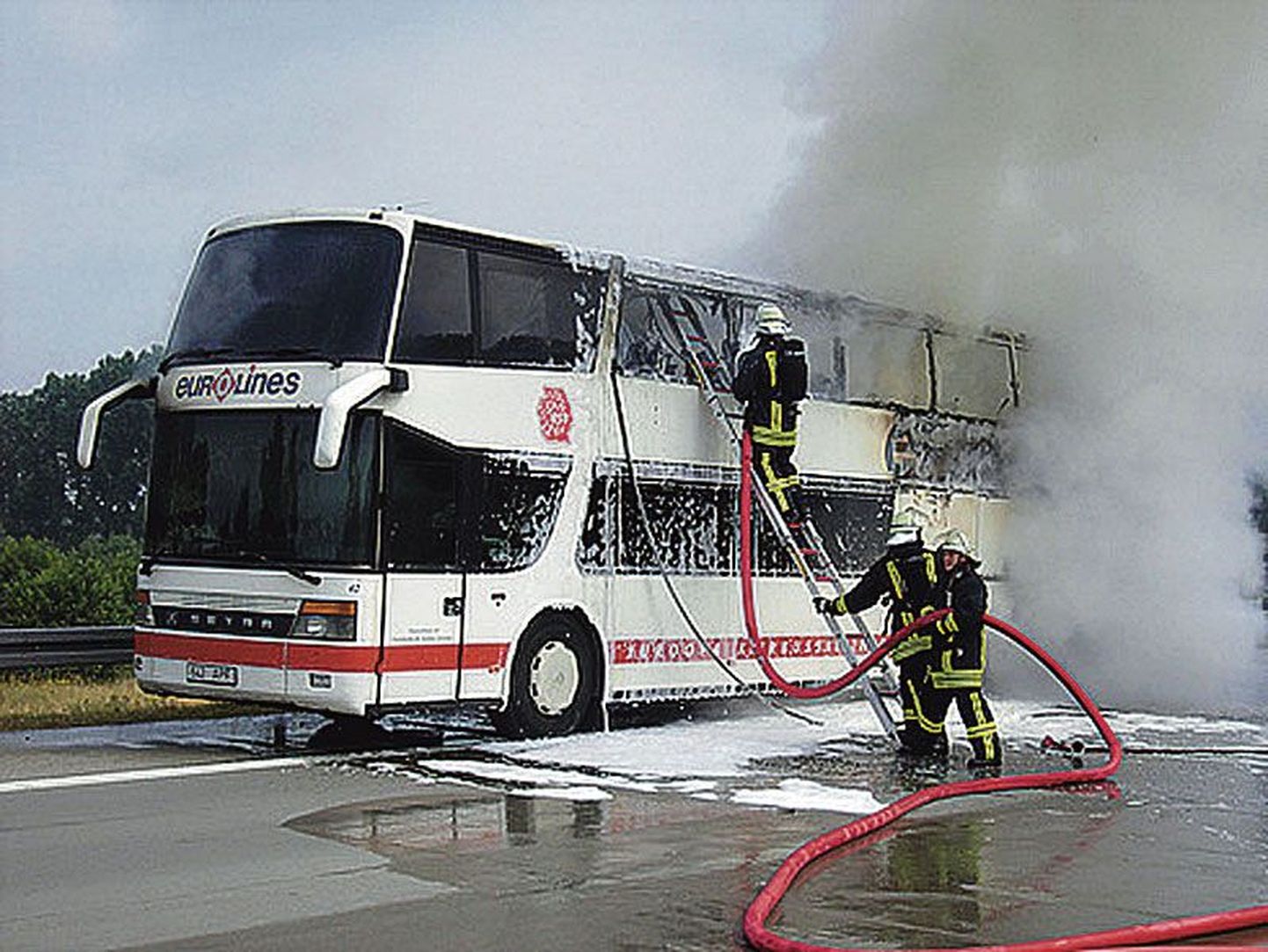 Saksamaa tuletõrjujad kustutasid bussi kiiresti ära, kuid selle tagaosa oli jõudnud juba tules hävida.