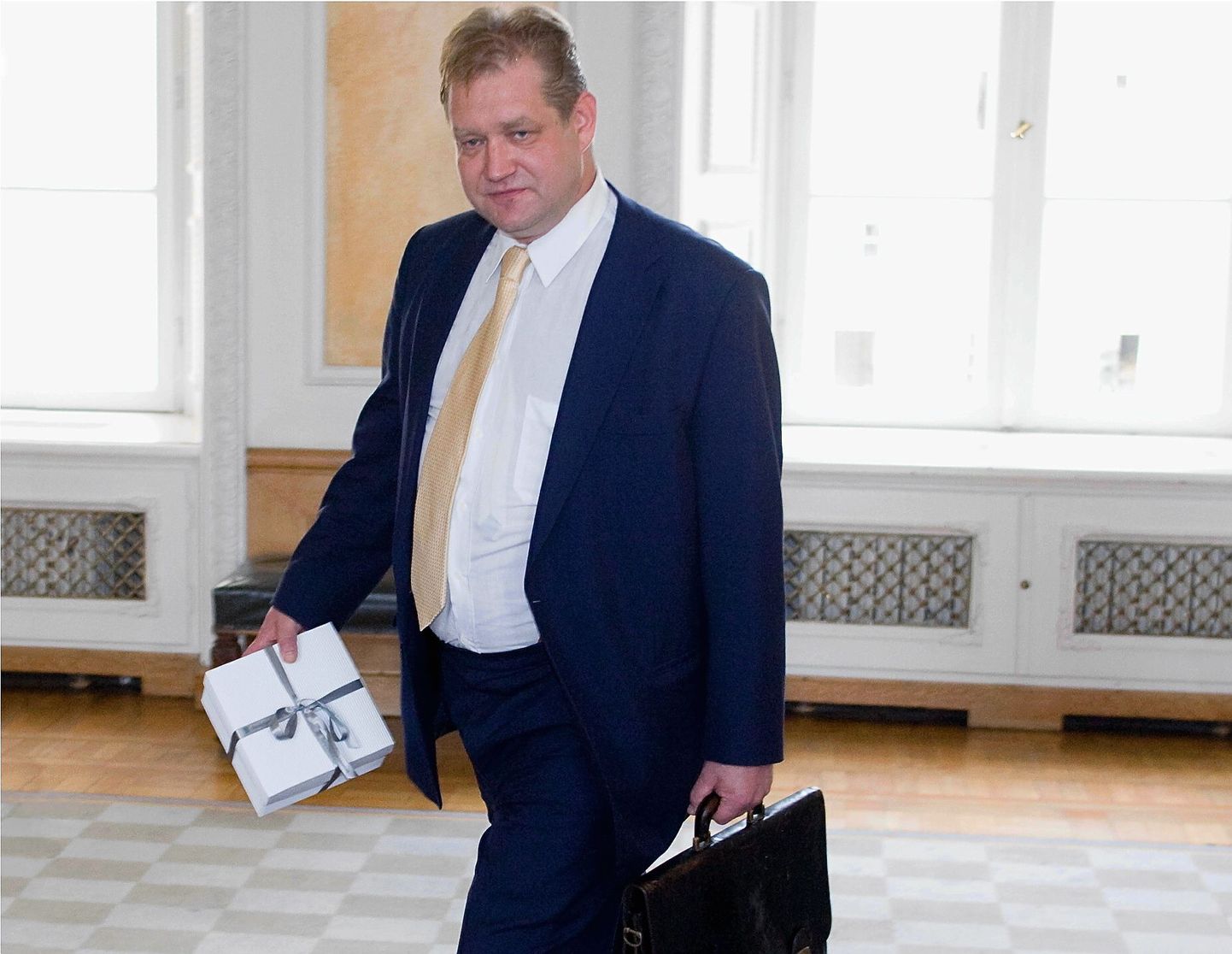 Rahandusminister Ivari Padar üleeile         Tallinnas Toompeal riigikogu ruumides peetud valitsusliidu nõukogu koosoleku järel. Sedapuhku ei hoidnud ta käes järjekordset versiooni riigieelarvest, vaid kingi-tust eelmisel nädalal 55. sünnipäeva          tähistanud erakonnakaaslasest sõbrale, riigikogu liikmele Eiki Nestorile.