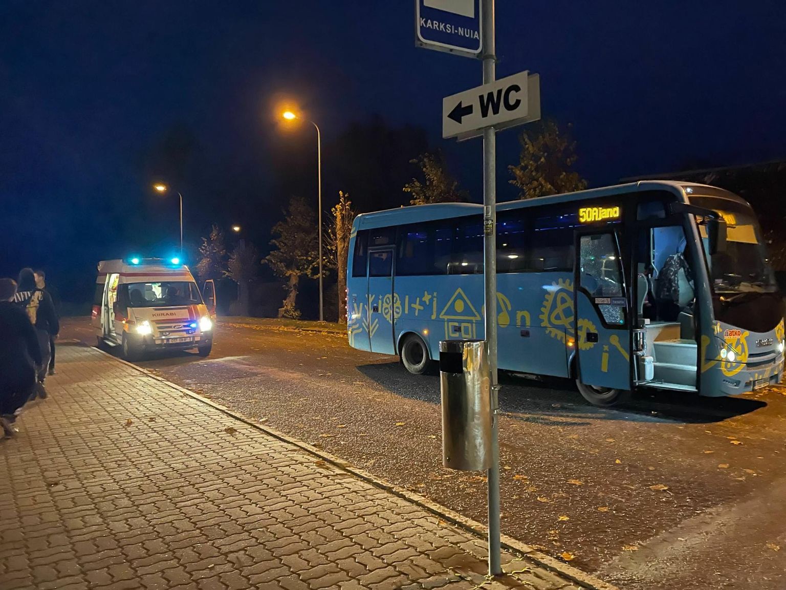 Liinibussil purustati reede õhtul üks aken ning buss ei saanud sõitu jätkata.