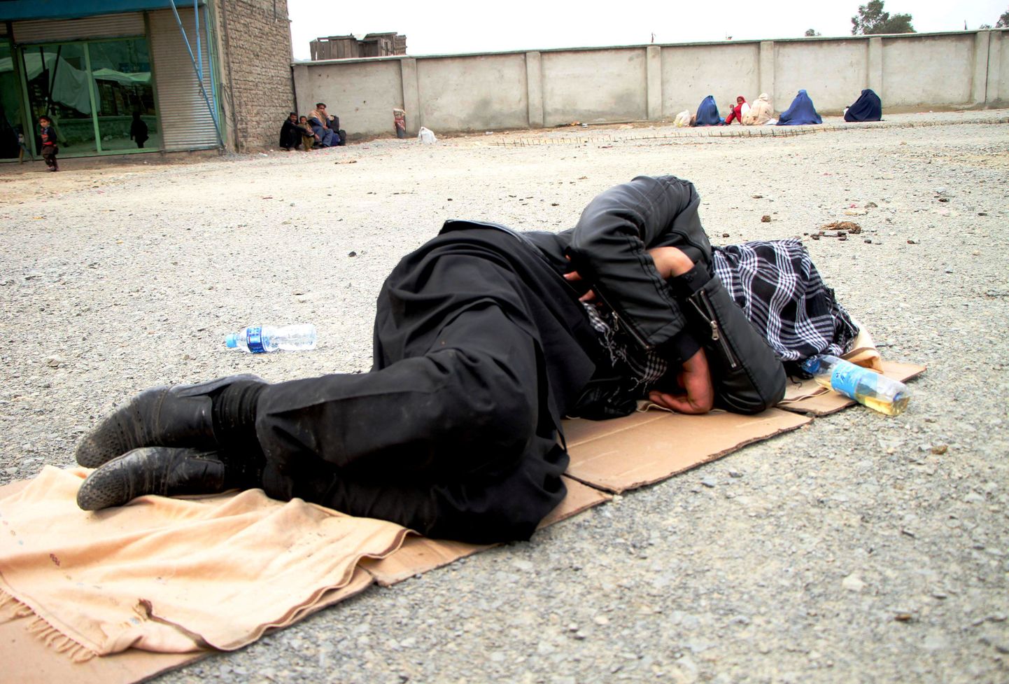Afganistani mees piiripunkti ääres magamas