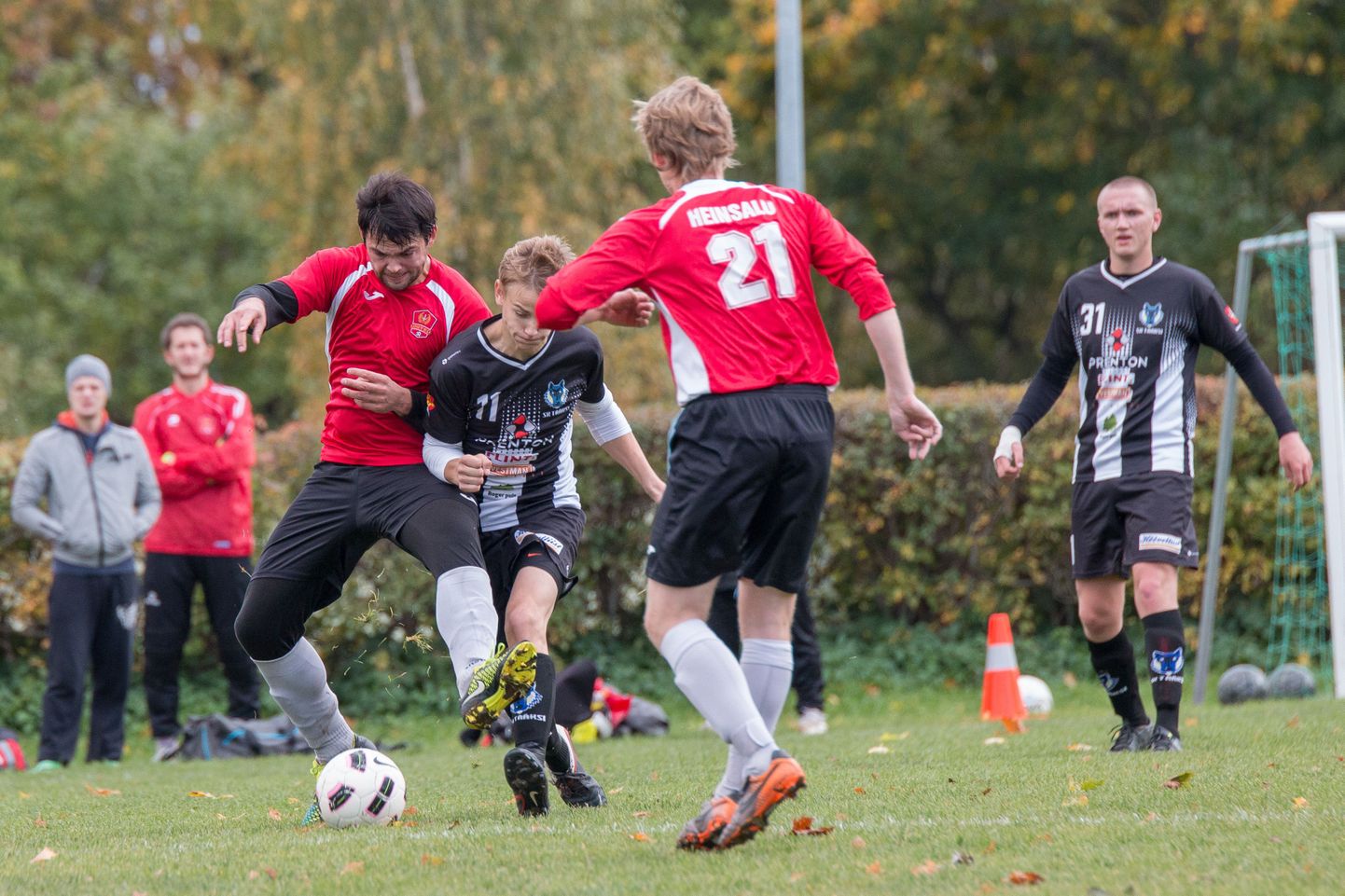 Meistrivõistluste kolmandas liigas on Suure-Jaani ja Tääksi meeskonnad konkurendid.
