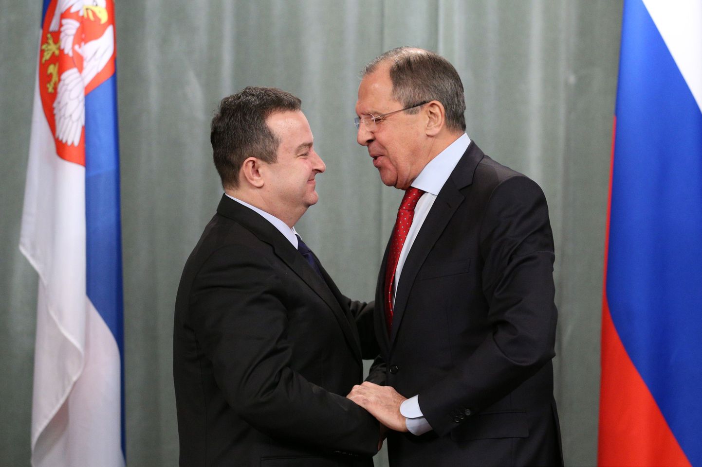 Serbia välisminister Ivica Dacic (vasakul) Vene ametivenna Sergei Lavroviga möödunud aasta lõpus Moskvas.
