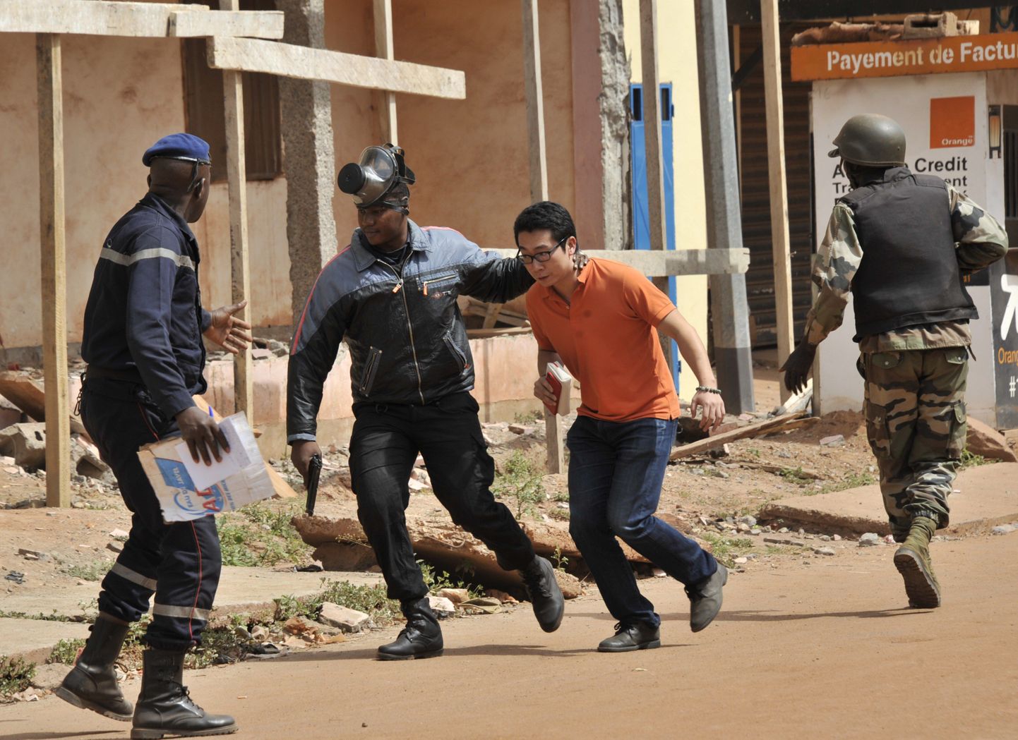 Mali julgeolekujõud päästmas hotellikülastajat.