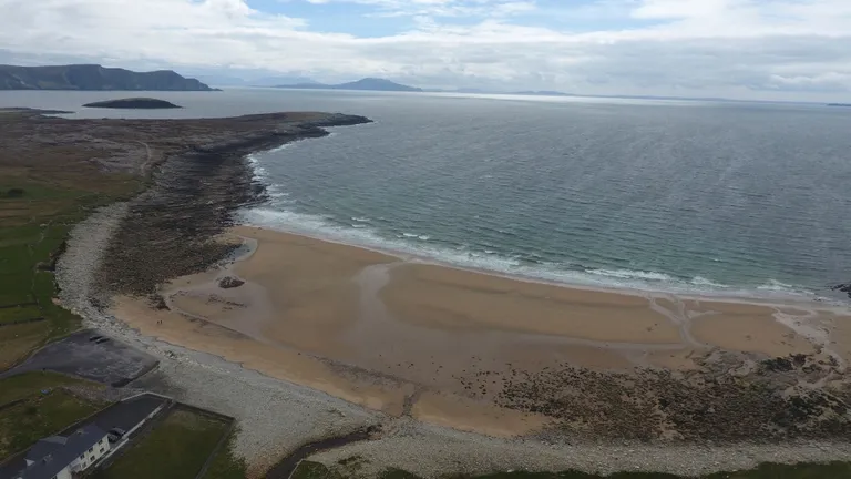 Achilli saare rand on jälle liivane / Handout/Reuters/Scanpix