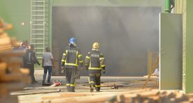 Фото: на деревообрабатывающем заводе вспыхнул пожар