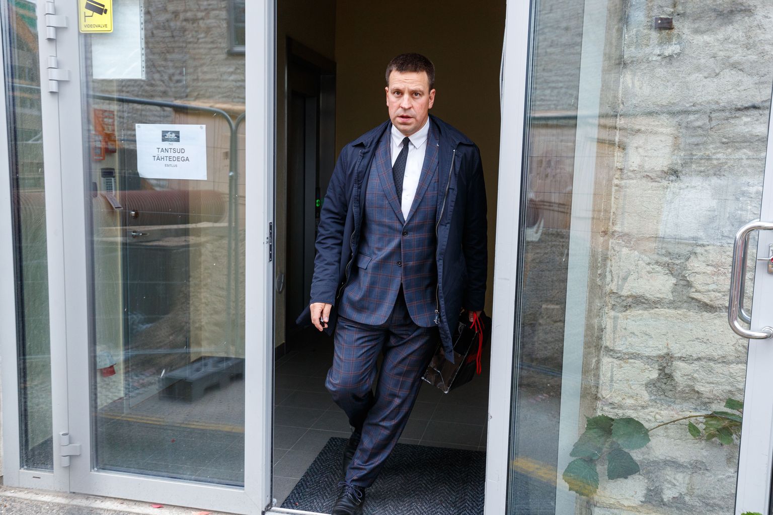 Jüri Ratas sõidab Mercedes-Benziga
