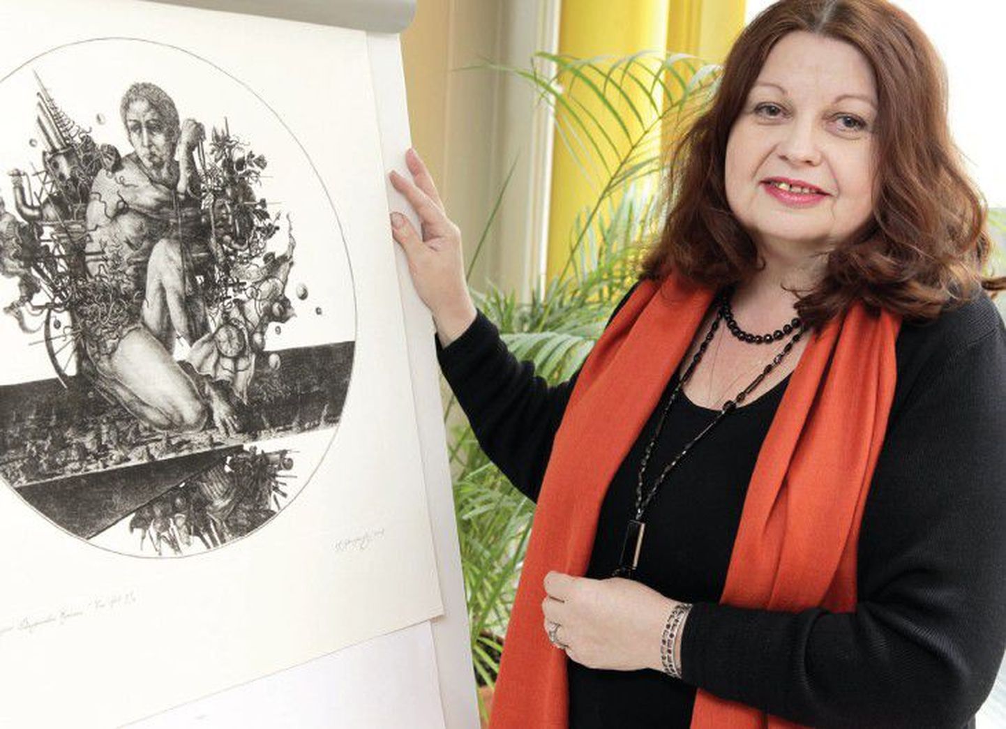 Вера Станишевская демонстрирует работу своего мужа, известного таллиннского графика и иллюстратора Влада Станишевского «Равноденствие», которая будет представлена на выставке, приуроченной к его 65-летию.
