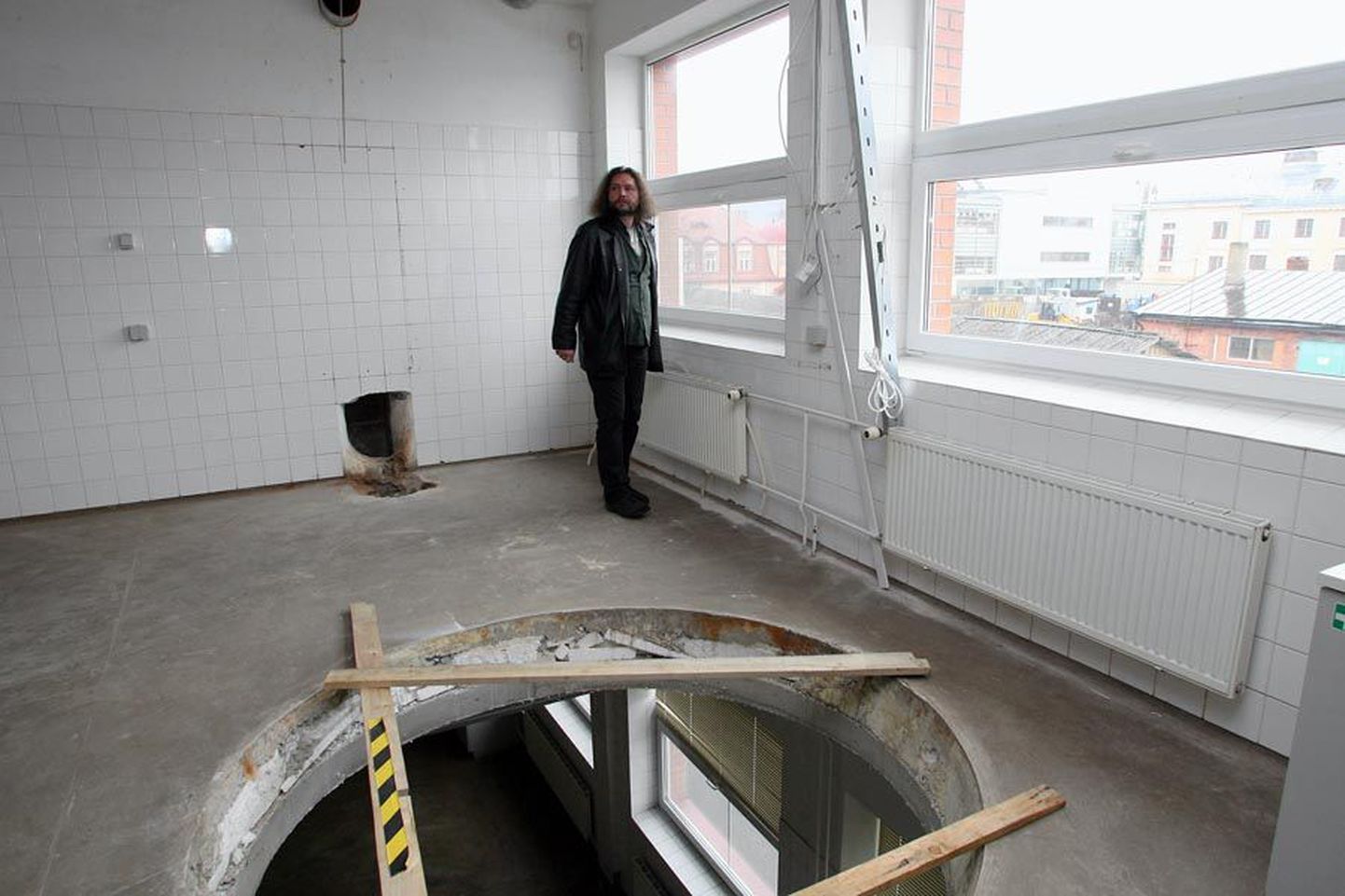 Kultuuriakadeemia direktor Anzori Barkalaja seisab ruumis, kus veel mõni aasta tagasi valmistati jahusegusid. See oli ka Vilma viimane tootmisüksus, mis uksed kinni pani.