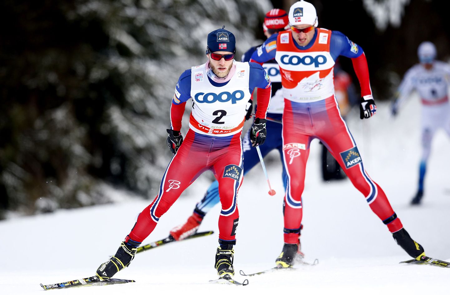 Tour de Ski üldvõitja Martin Johnsrud Sundby (esiplaanil) ning teise koha mees Petter  Northug