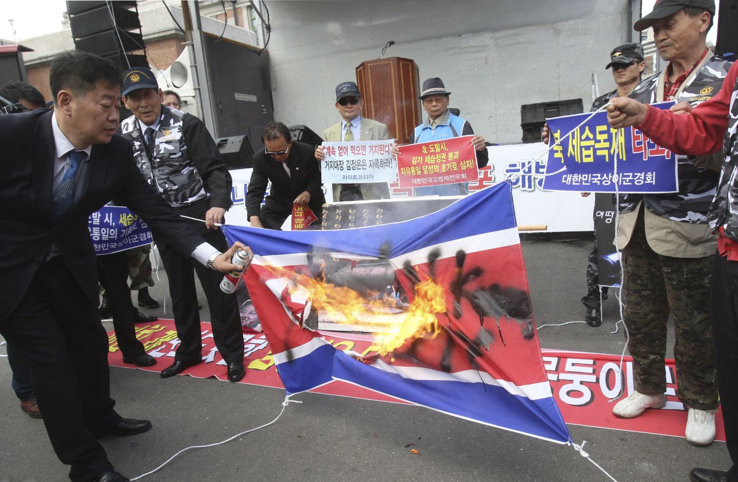 Lõuna-Korea sõjaveteranid ja aktivistid põletavad põhjanaabri lippu Souli ähvardamise pärast.