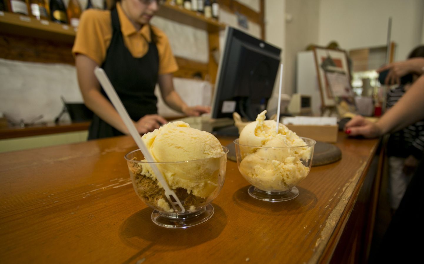 Suvine jäätisehitt: esiplaanil vanilje- ja rummi-ploomijäätis, tagaplaanil sidruni- ja pähklijäätis.