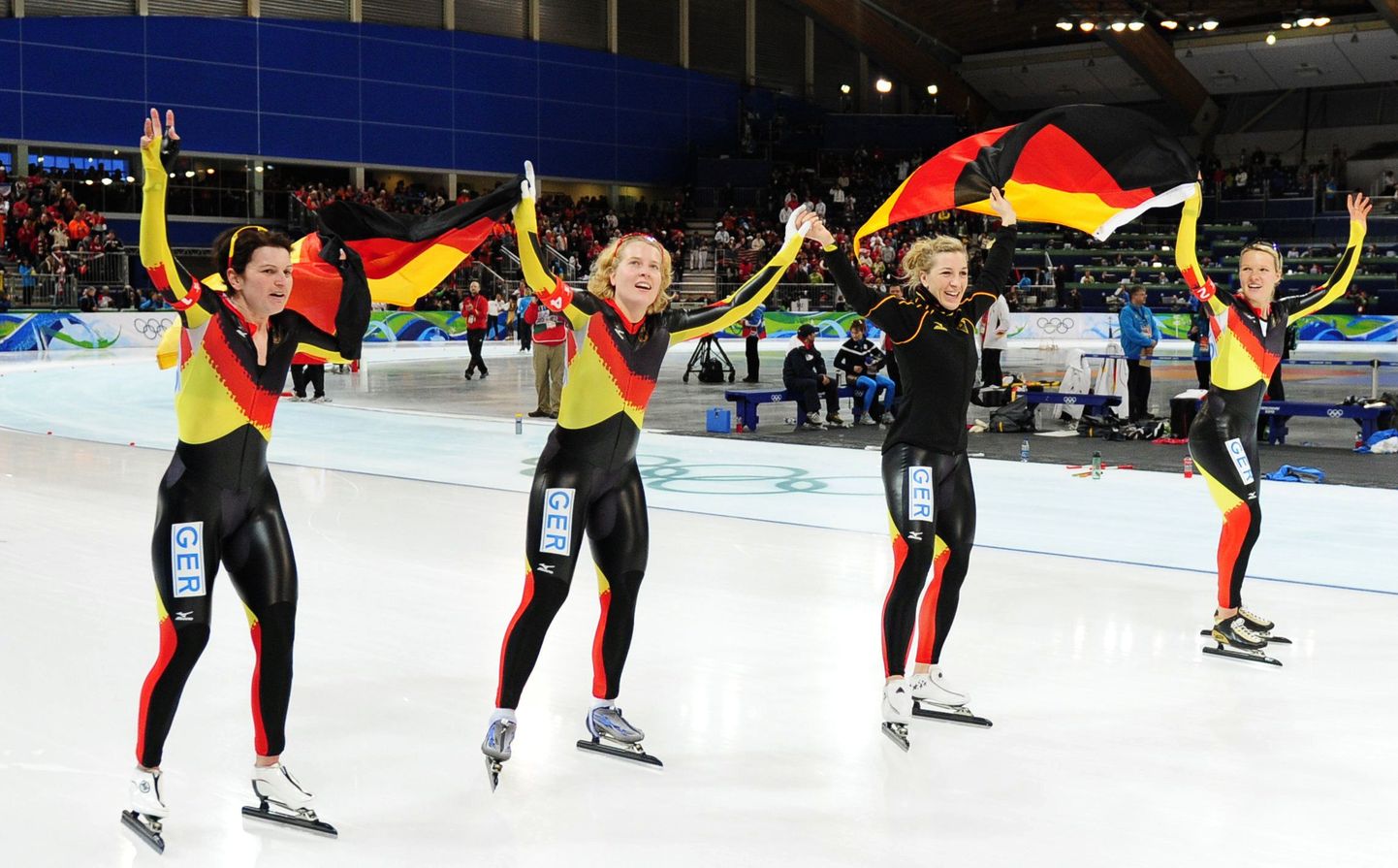 Команда Германии празднует победу. Анна Фризингер-Постма третья слева.
