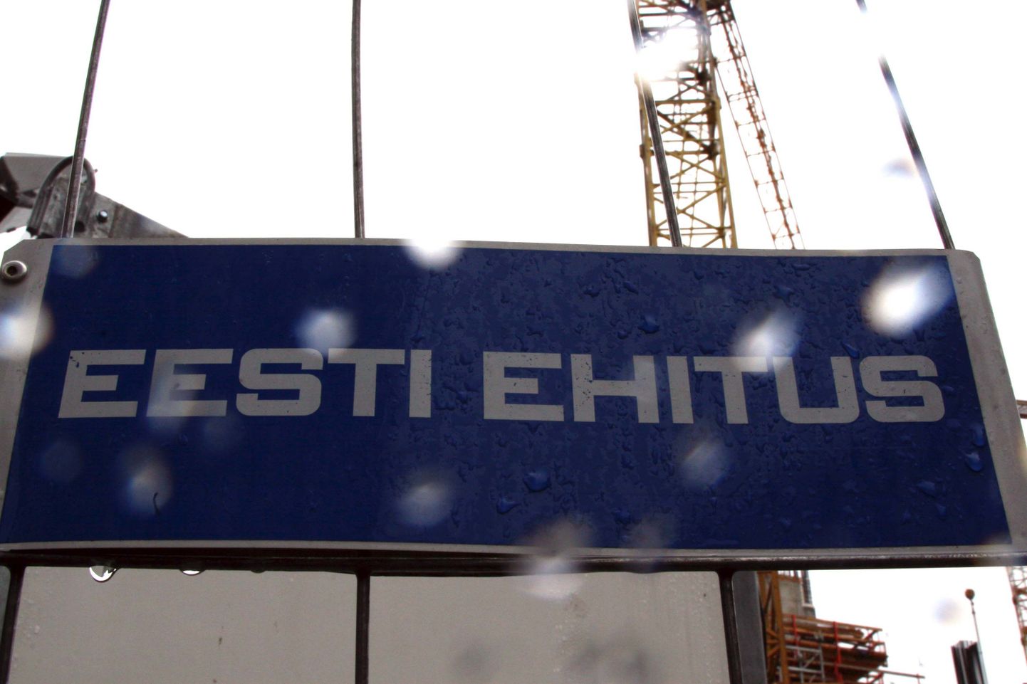 Pildil Eesti Ehituse märk Tallinnas Stockmani kõrval asuval ehitusplatsil.
