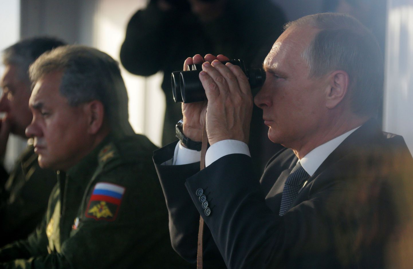 Vladimir Putin jälgib sõjaväeõppusi Donguzis.