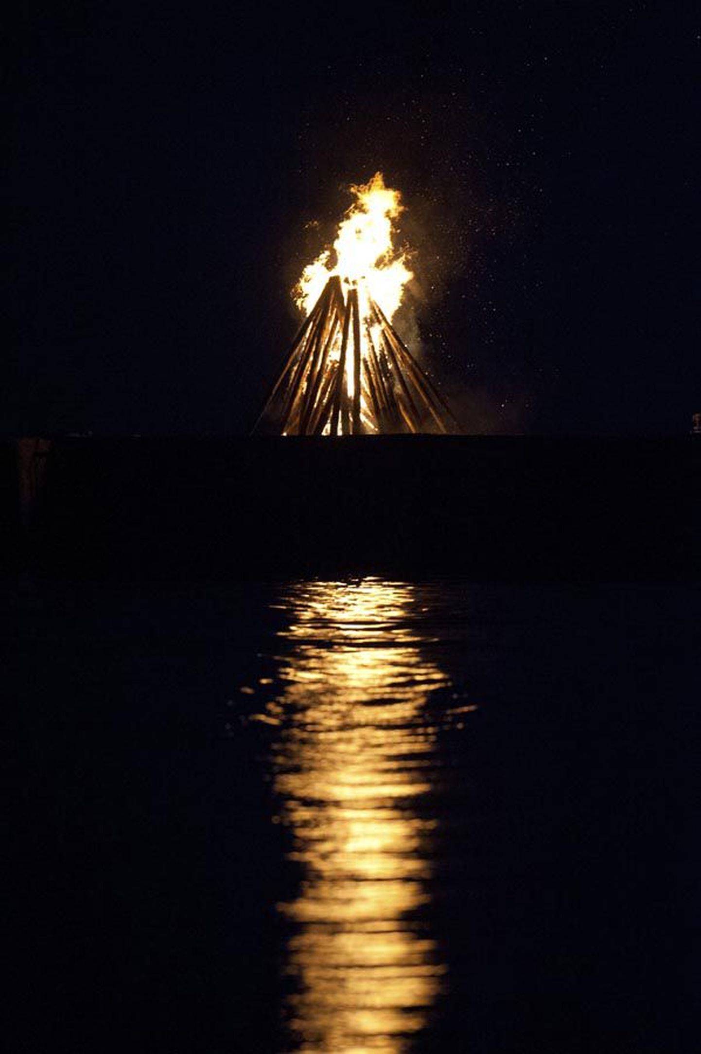Muinastulede ööl on tavaks teha vee ääres lõkkeid. Sadu lõkkeid läidetakse küll Eesti rannajoonel, aga Viljandimaalt oli sündmuse kodulehel eile kirjas vaid üks tuletegemise koht, Võrtsjärve ääres poldril. Foto on illustreeriv.