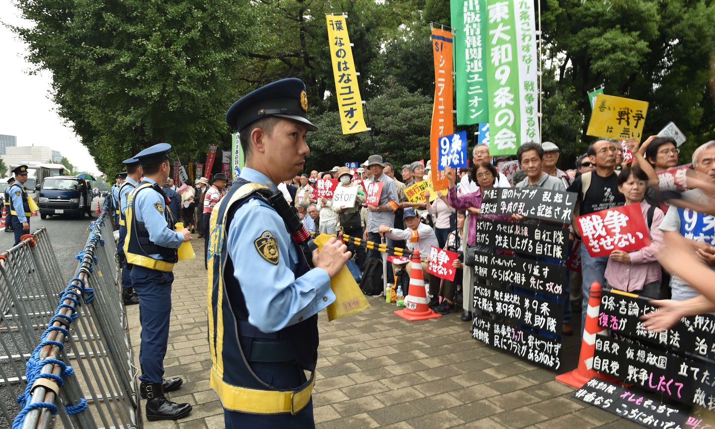 Protesteerijad Tokyos avaldasid meelt Jaapani kaitsepoliitika vastu.