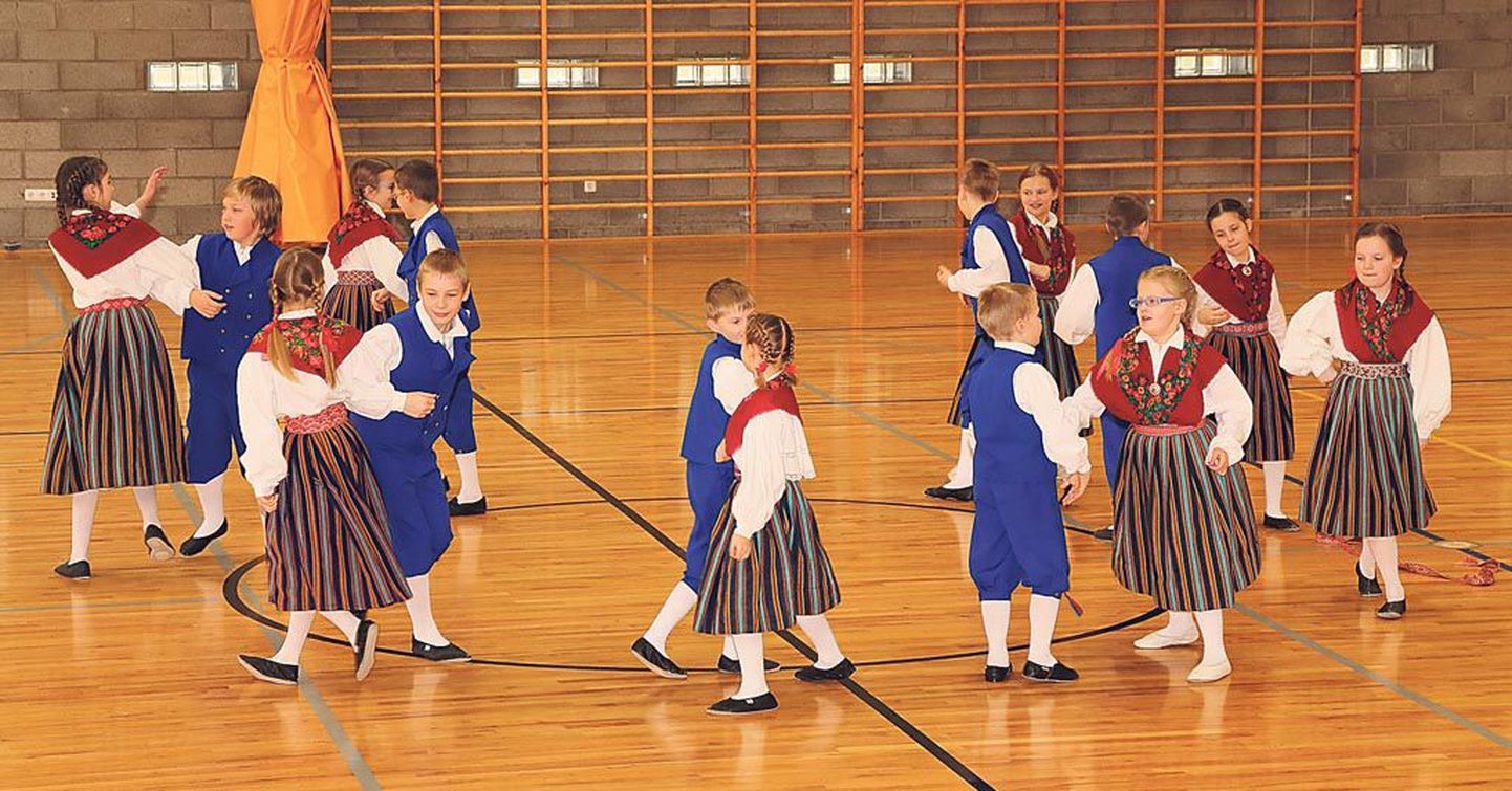 Tantsupeole tuleb üle kuuesaja lapse, teiste hulgas rahvatantsuansambli Kajakas lasterühm (pildil esinemas rahvusvahelise tantsupäeva tähistamisel kesklinna koolide võimlas).