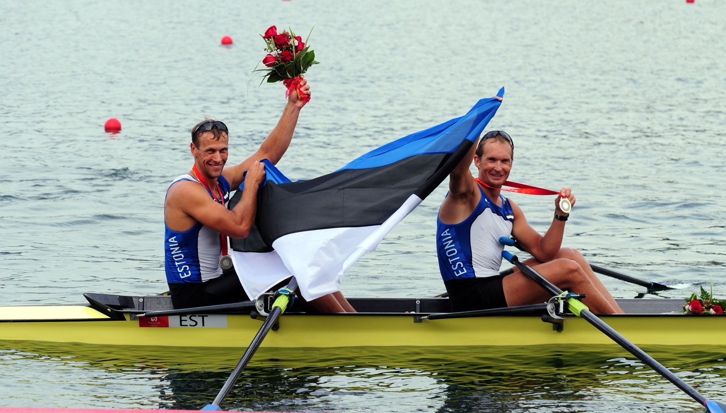 Eesti paarisaeruline kahepaat tuli Pekingi olümpiamängude finaalis teiseks ja teenis Eestile esimese medali Pekingist. Tõnu Endrekson ja Jüri Jaanson pärast medalitseremooniat.