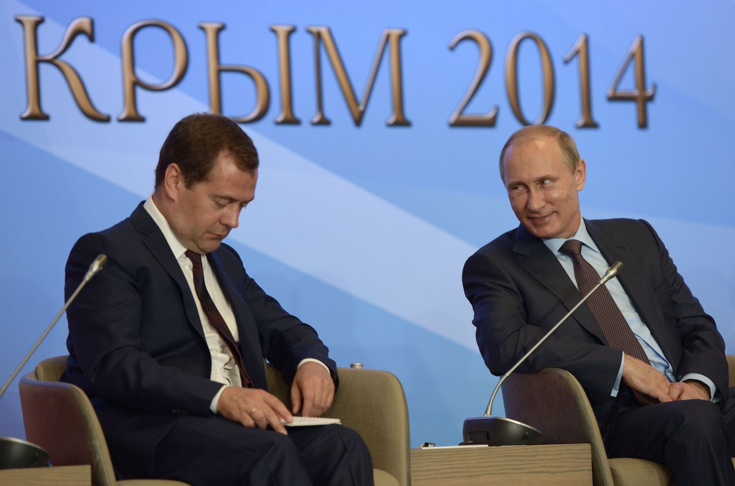 Vene peaminister Dmitri Medvedev (vasakul) ja president Vladimir Putin täna Jaltas, kus kohtusid Vene riigiduuma fraktsioonide esindajatega.