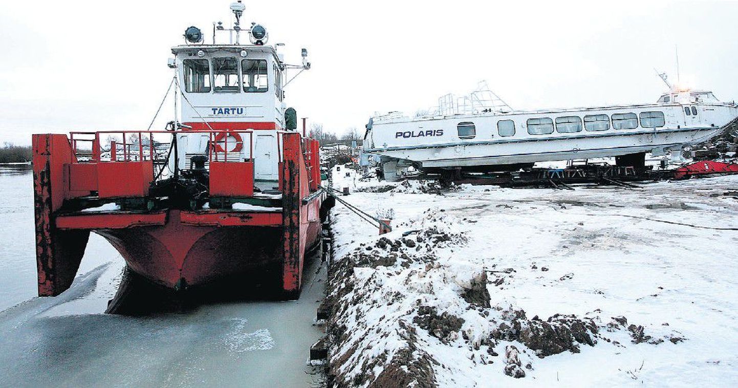Tõukurpuksiirile Tartu sel aastal veel tööd jagus, tiiburlaev Polaris aga tänavu vette ei saanudki.