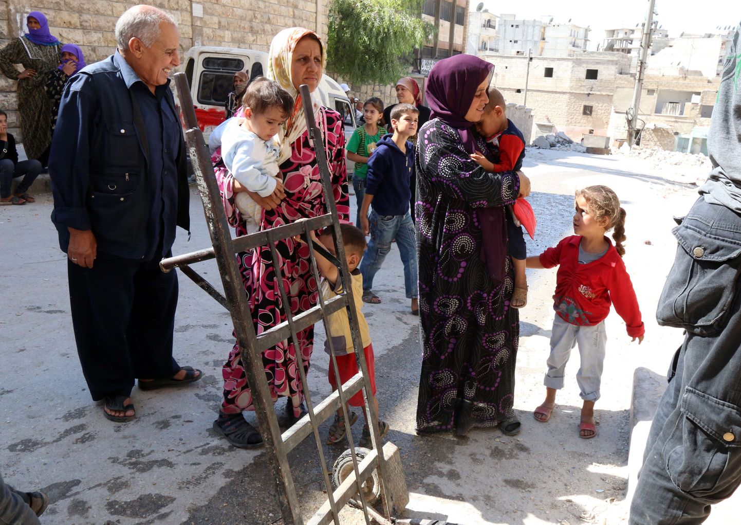 Kobanest põgenenud pered seisavad Põhja-Süürias Aleppos järjekorras, et saada süüa ja telke.