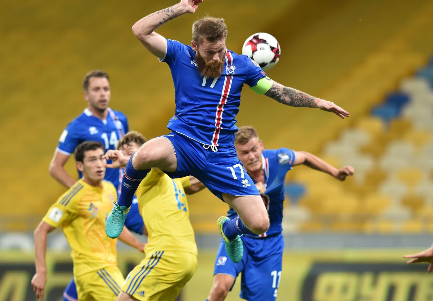 Момент матча Украина - Исландия.