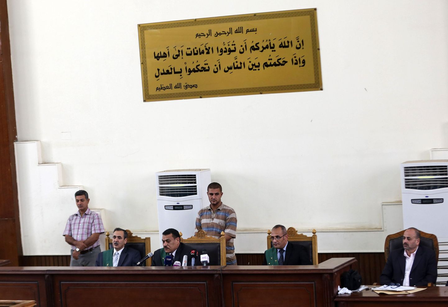 Каирский уголовный суд постановил, что срок, проведенный сыновьями Хосни Мубарака Алаа и Гамалем в предварительном заключении, превысил тот, к которому они были приговорены.