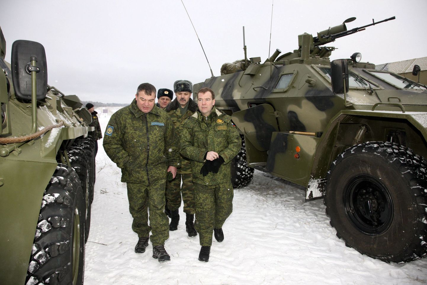 Venemaa president Dmitri Medvedev (paremal) koos kaitseminister Anatoli Serdjukoviga külastamas polügooni Moskva lähistel.