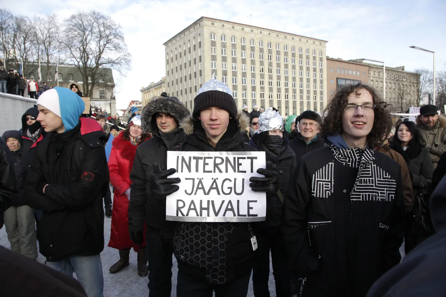 «Kas ACTA jääb vastu võtmata või mitte – seda ütleb aeg. Mina usun, et Eesti ei ole selline,» ütles tänasel protestimeeleavaldusel õpilane Joosep Linkmann (paremal).