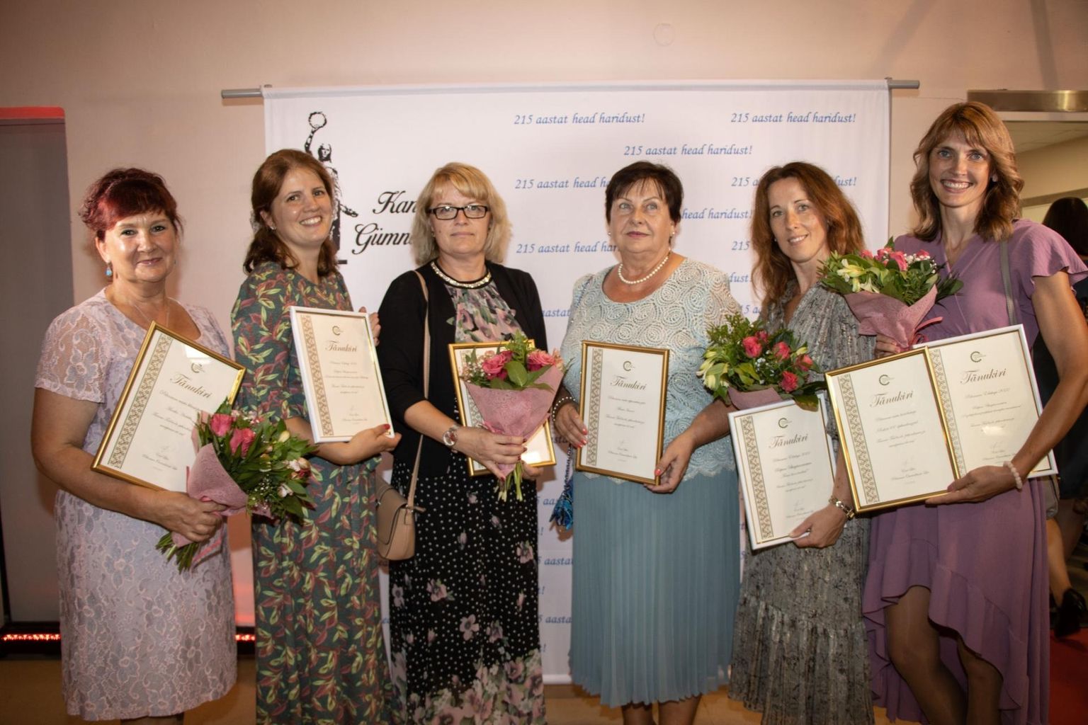 Tunnustuse pälvinud Räpina gümnaasiumi õpetajad: aasta klassiõpetaja Marika Aruküla, haridusvaldkonna edulugude konkursi finalist Kai Karell-Narrusk, aasta põhikooli aineõpetaja Karin Tuul, aasta õppeasutuse juht Meeri Ivanov, aasta haridusteo eestvedajad Kätlin Neimann ja Kristi Talvik.