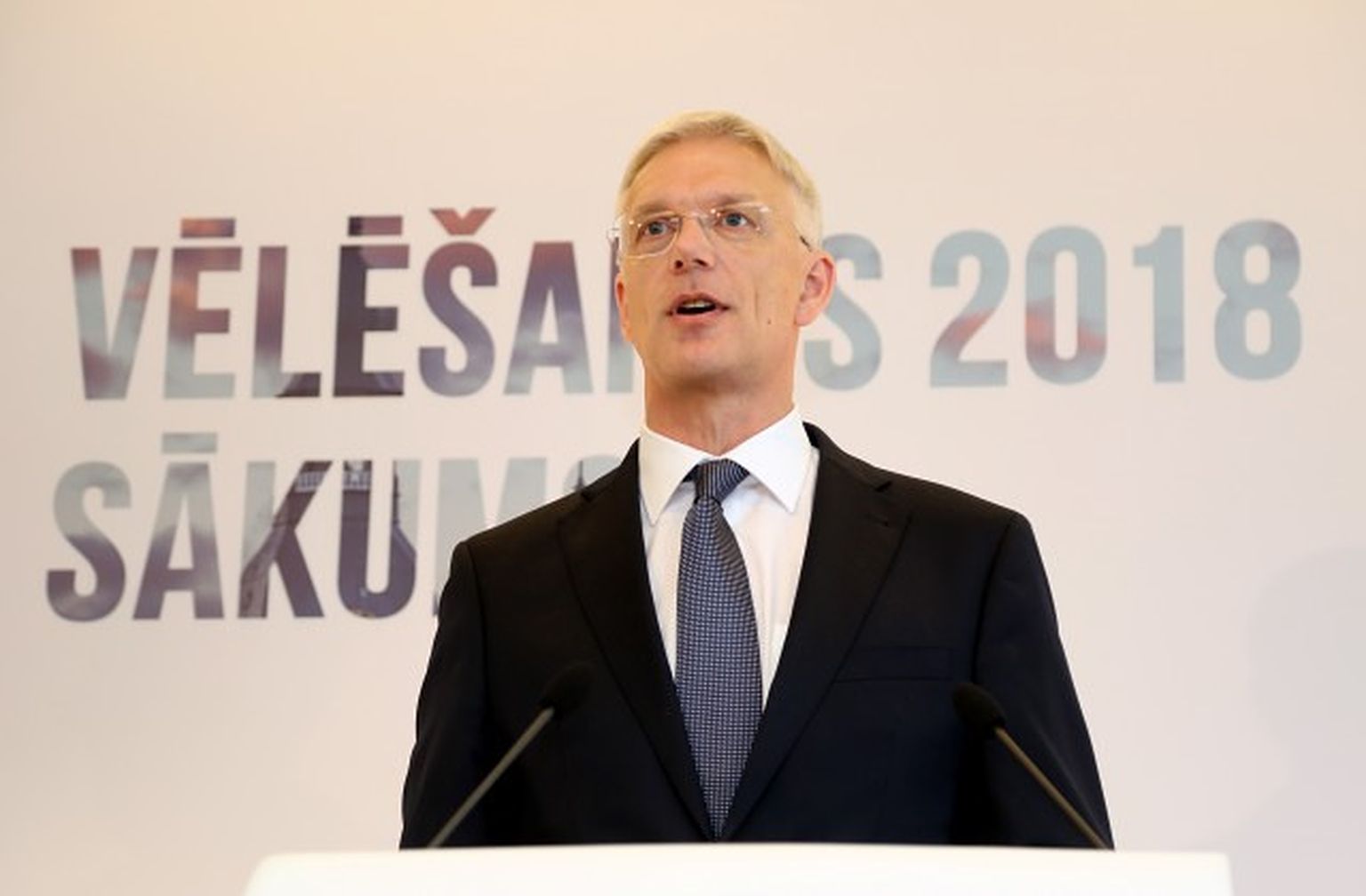 Partijas "Vienotības" domes priekšsēdētājs un Eiropas Parlamenta deputāts Krišjānis Kariņš piedalās partijas "Vienotība" valdes sēdē, kurā iepazīstina ar partijas atjaunoto vērtību deklarāciju un par "Vienotības" startu gaidāmajās parlamenta vēlēšanās, tostarp potenciālo sadarbības partneru loku