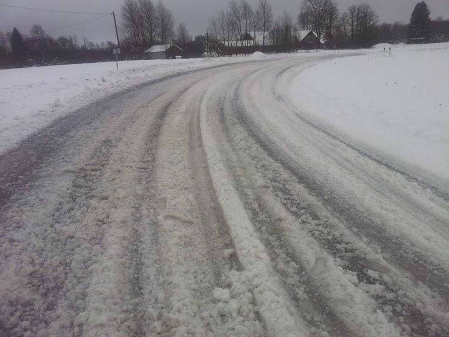 Talvised teeolud riigimaanteel Albu vallas.