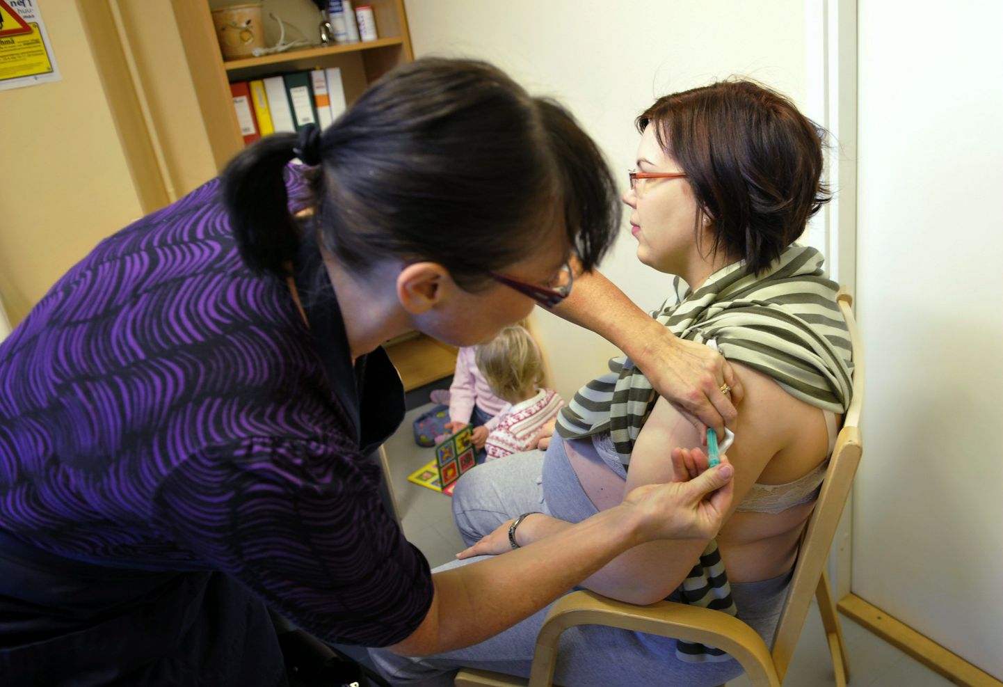 Soomes vaktsiinist puudust pole. Pildil vaktsineerib tervishoiutöötaja Heli Veikkola 28. oktoobril seagripi vastu Espoo linna elanikku Tiina Riihimäkit.