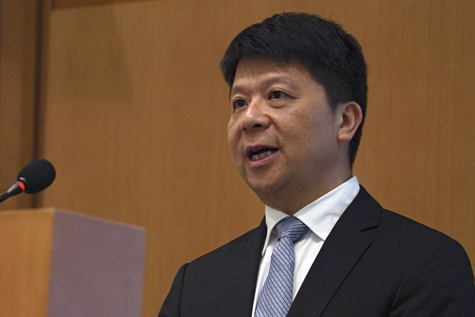 Hiina telekomifirma Huawei juhatuse roteeruv esimees Guo Ping reedel Shenzhenis firma aastaaruannet esitledes.