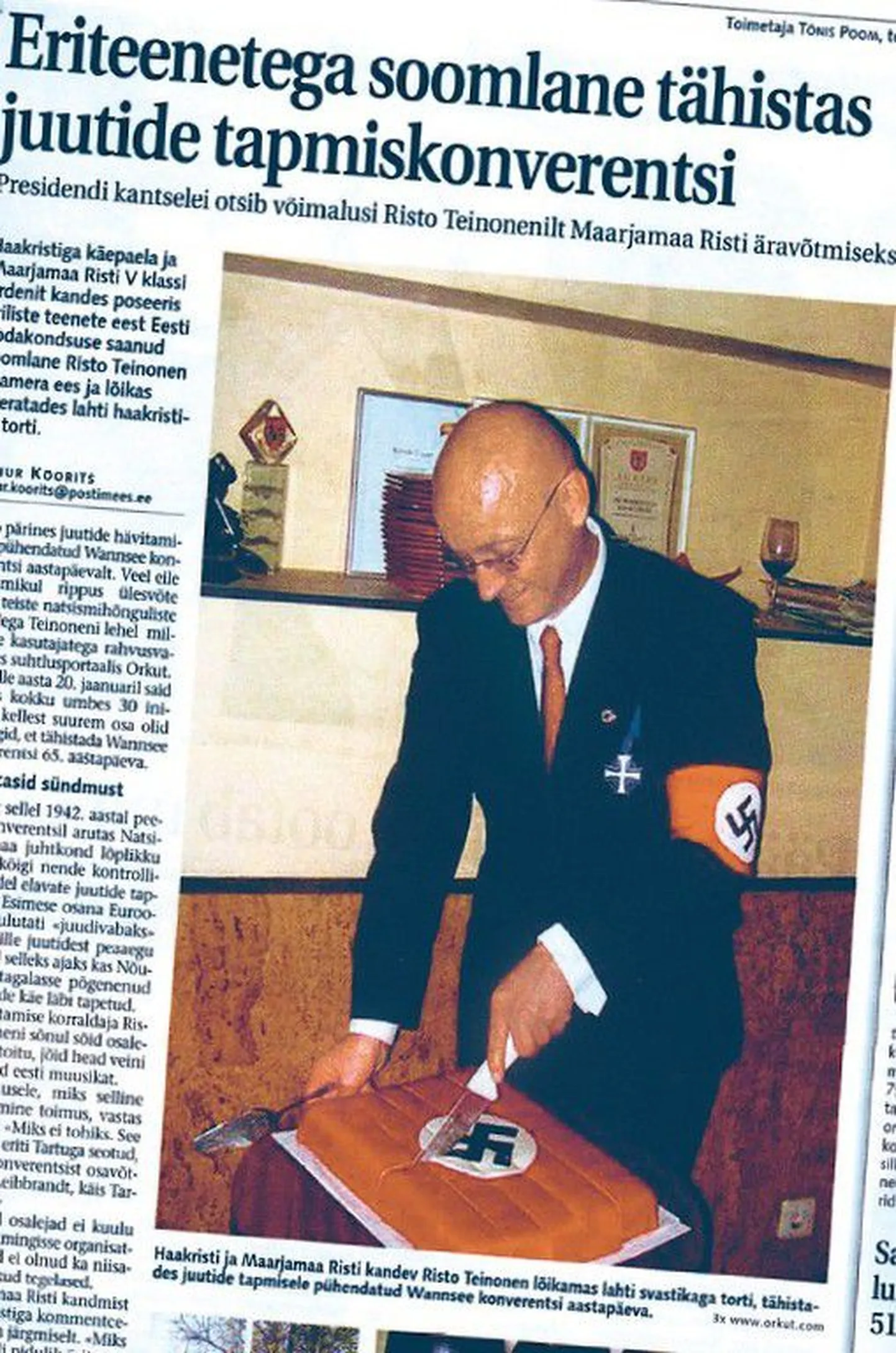 Тейнонен на скандально известном мероприятии в честь годовщины нацистской конференции надел повязку со свастикой и государственную награду Эстонии.