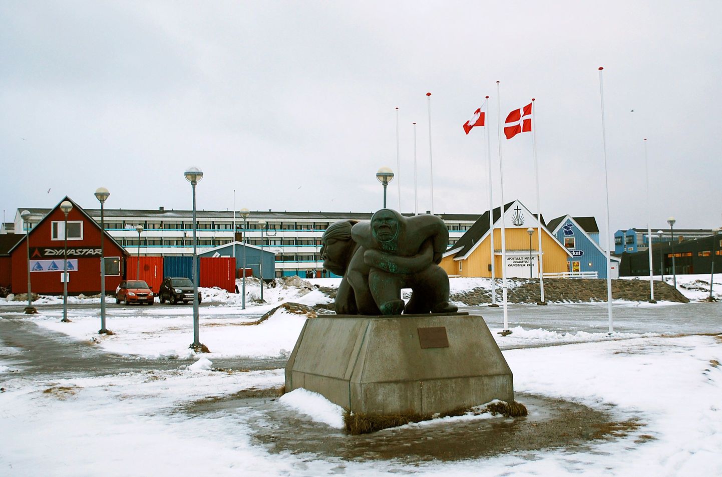 Taani ja Gröönimaa (vasakul) lipud viimase pealinnas Nuukis.