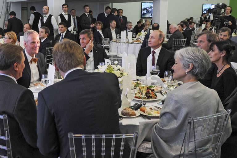 Venemaa president Vladimir Putin (keskel paremal) erru läinud Ameerika kindralleitnandi Michael T. Flynniga (keskel vasakul) banketil, mis on pühendatud Russia Today 10. sünnipäevale 2015. aastal. / Scanpix
