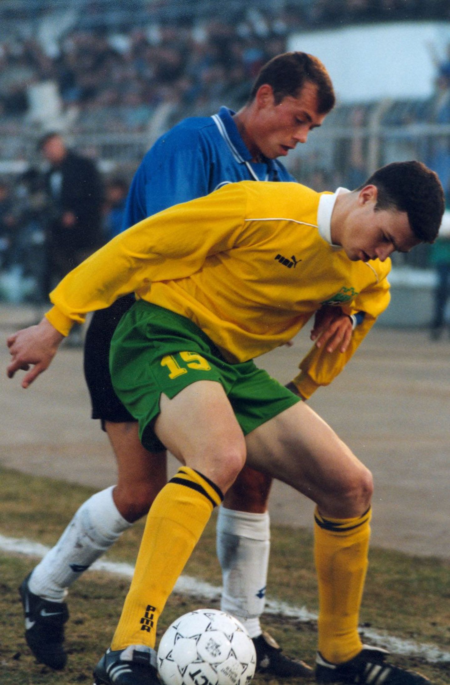 1999. aastal Vilniuses Eestile 2:1 võidu toonud koondise ääremängija Sergei Terehhov (vasakul) heitlemas leedulase Dainius Gleveckasega.