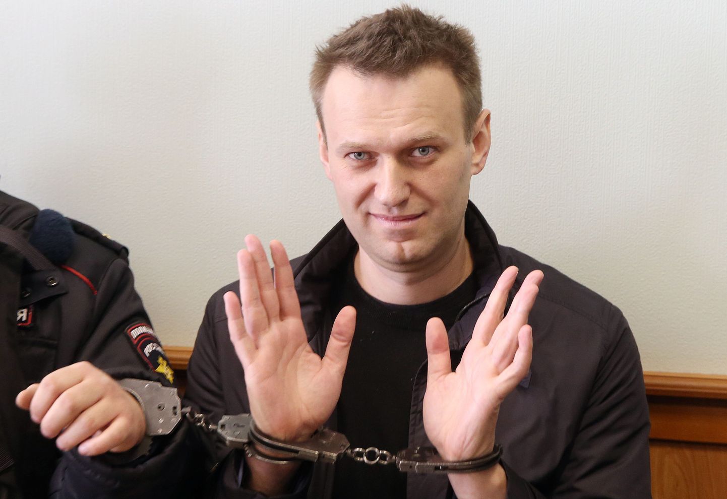 Käeraudades Aleksei Navalnõi.