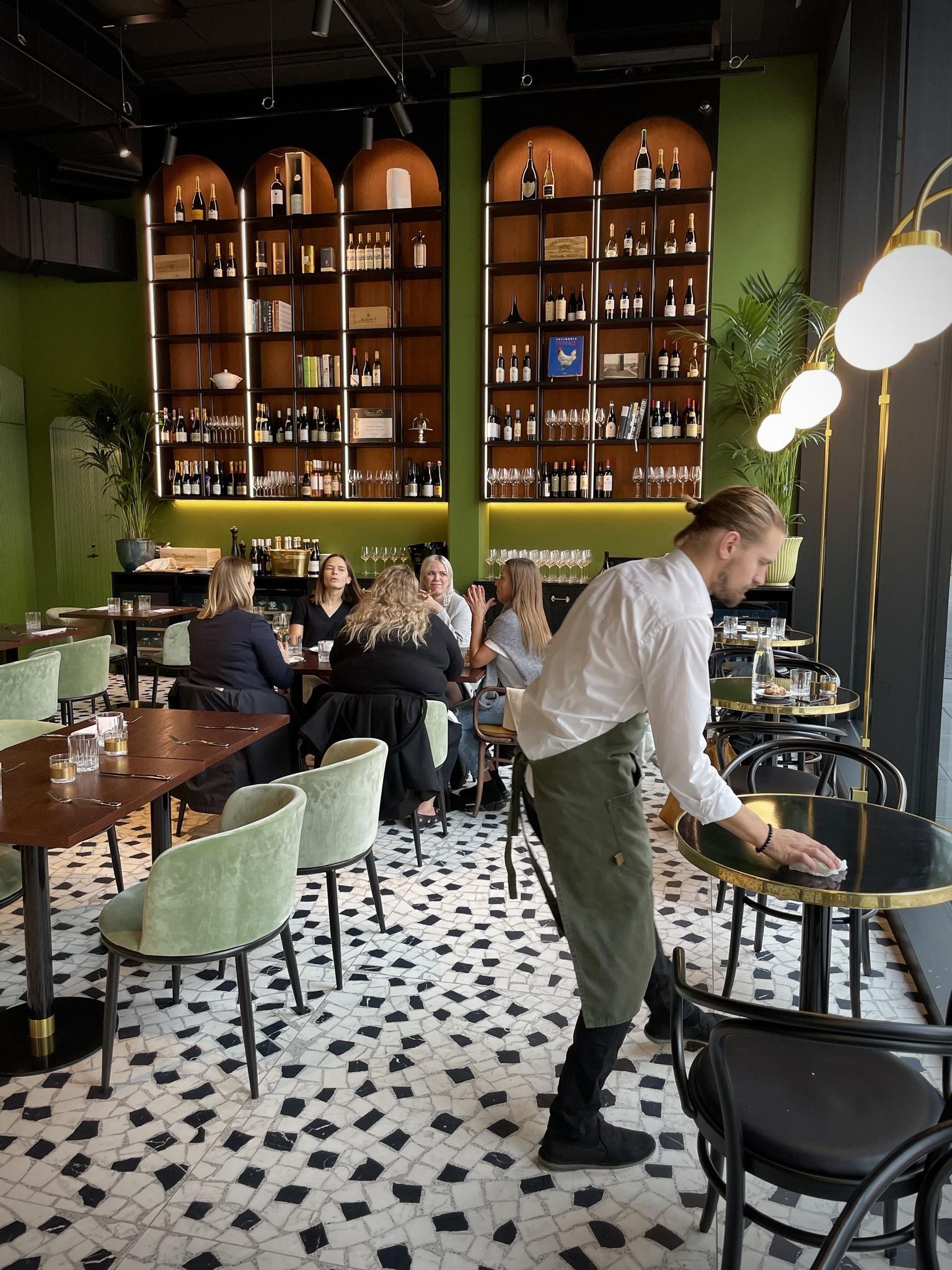 Päris: restoran, pagar, deli.